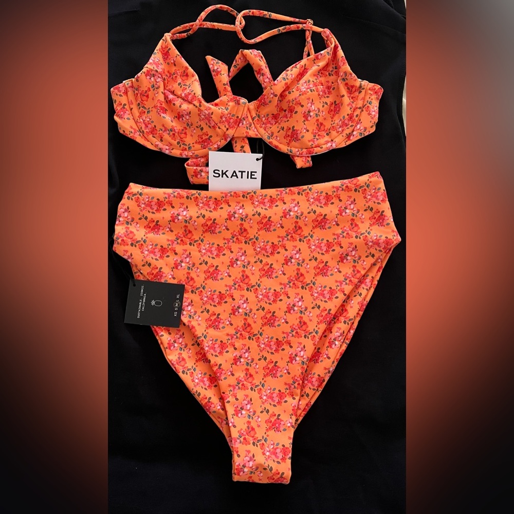 NWT Skatie Kate Top and Monroe Bottom Bikini set in Hanalei print. Size Medium.